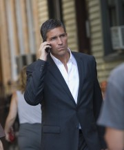 Jim Caviezel as Reese.Person Of Interest 2, ep. 1 