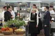 French Stewart as Chef Rudy, Anna Faris as Christy and Nate Corddry as Gabriel.Mom 1, ep. 1 