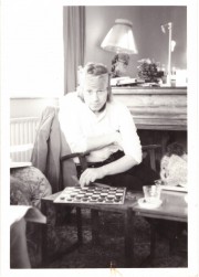 Photo Mike playing chess