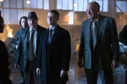 Donal Logue as Detective Harvey Bullock, Ben McKenzie as Detective James Gordon and John Doman as Carmine Falcone.Gotham 1, ep. 22 