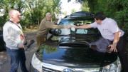 Brian and Michael clean their windscreen before they recce the first stage DSC02233