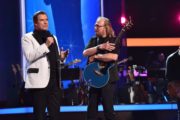 STAYIN'_ALIVE_GRAMMY_SALUTE_TO_BEE_GEES_-_Travolta_&_Gibb.WireImage(LesterCohen)-min