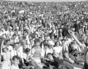 11. The Game_Hurling Fans 1950s_FI.