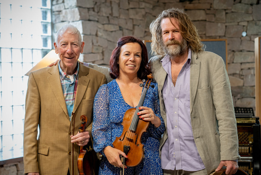 Charlie & Éilís Lennon le Lliam Ó Maonlaí