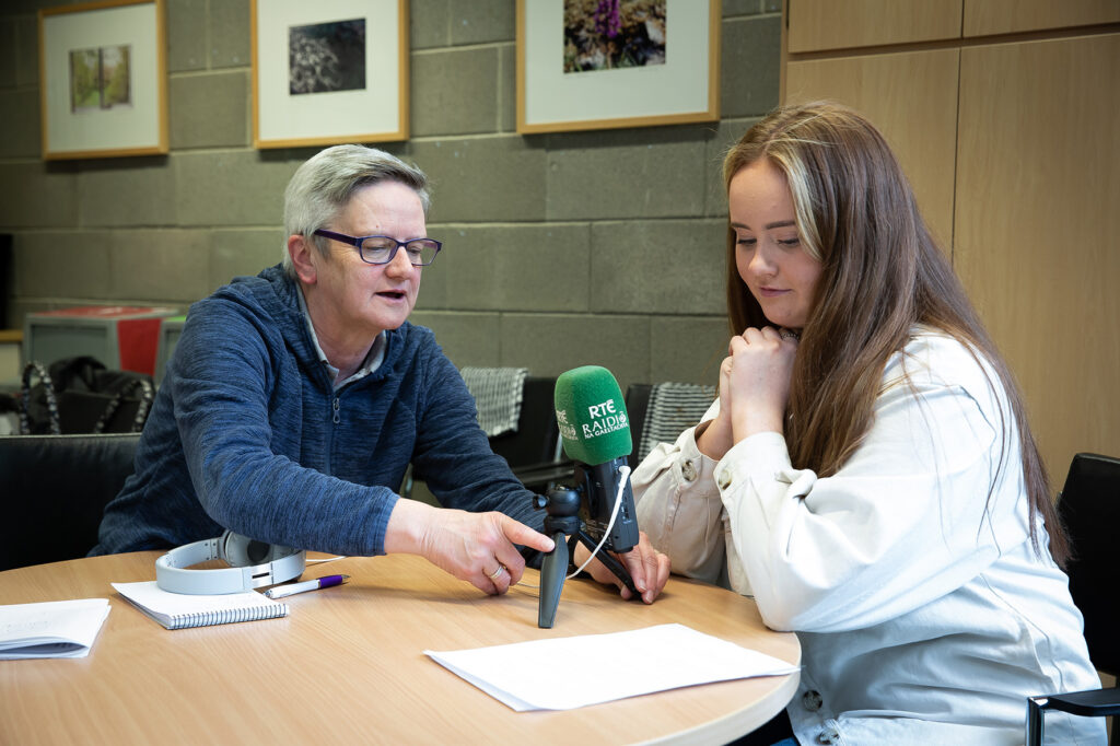 Áine Hensey guides Róisín O'Hara on radio presentation in Ar Bhruach na Sionainne