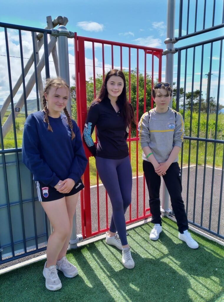 Young women from Ceathrú Thaidhg in Co. Mayo who feature in Cosán na mBan